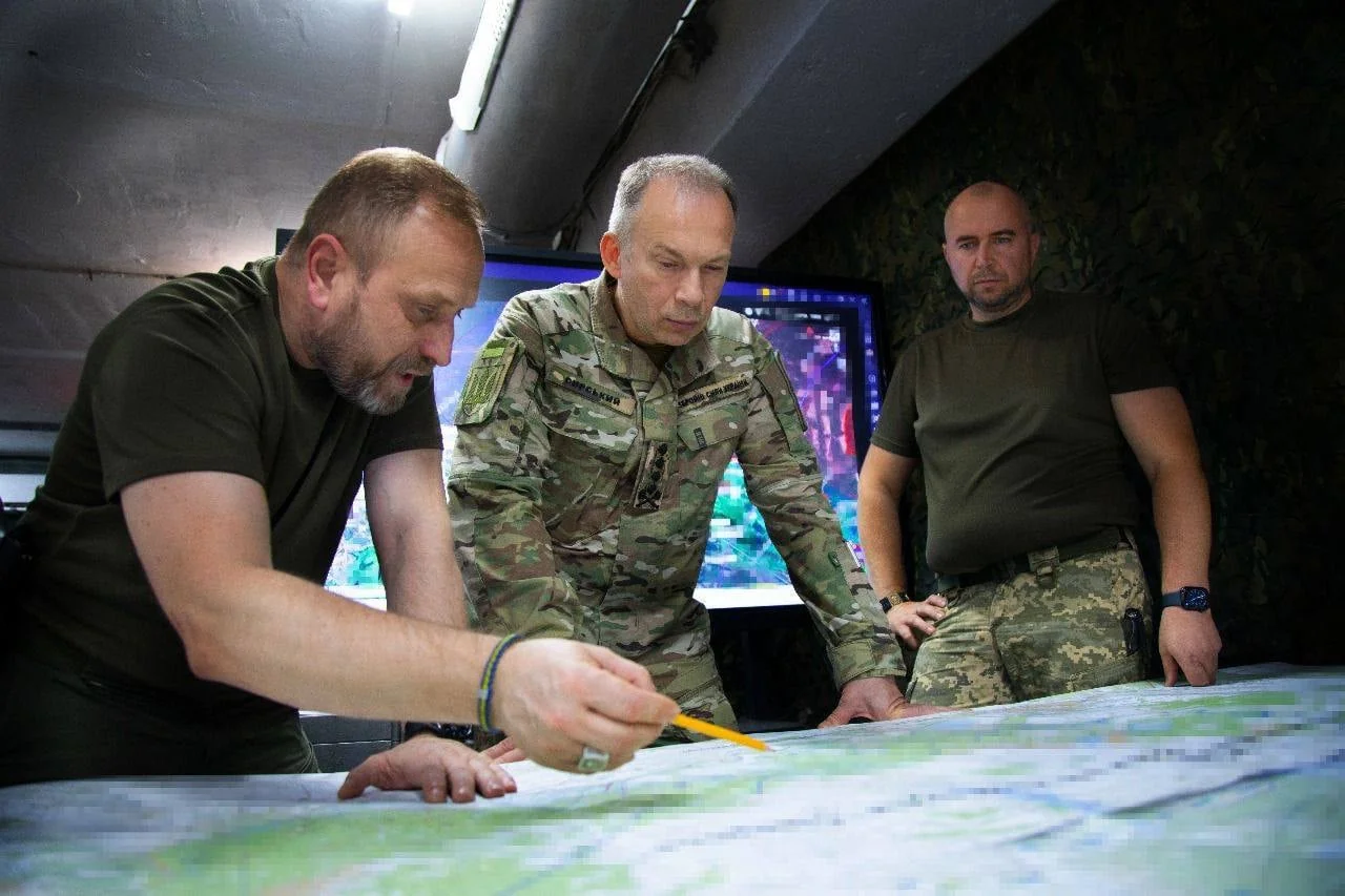 Олександр Сирський з військовими аналізує карту під час наради щодо фронту