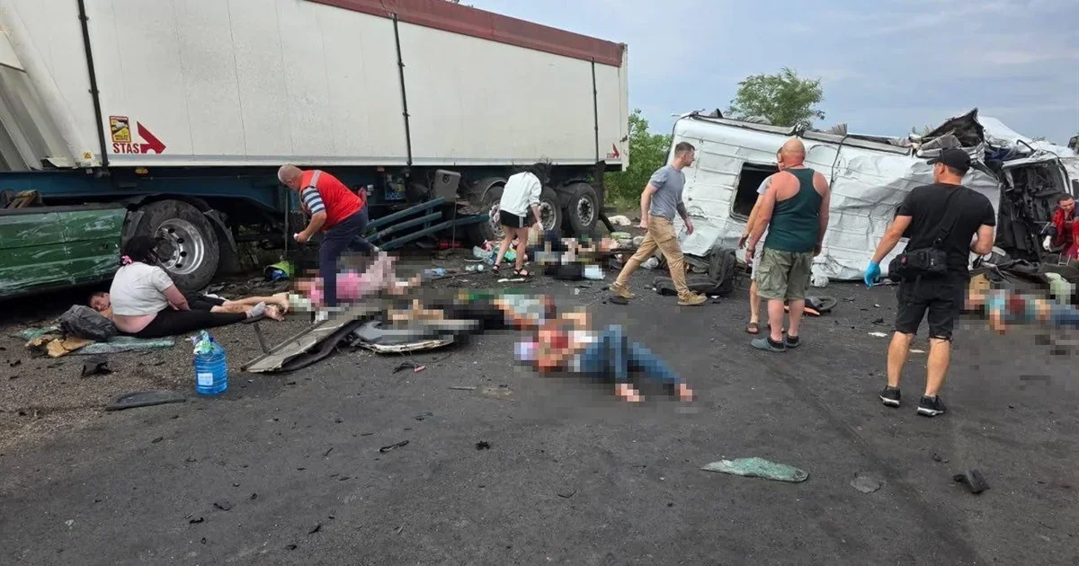 Місце ДТП вантажівки та перевернутої маршрутки на трасі в Одещині