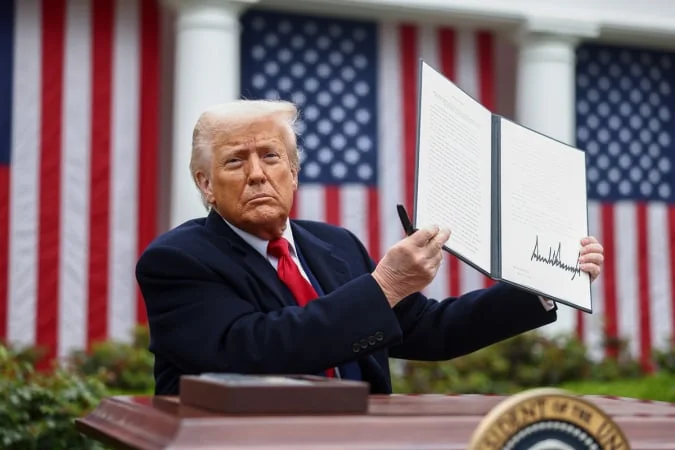 Дональд Трамп тримає підписаний документ про санкції проти Росії