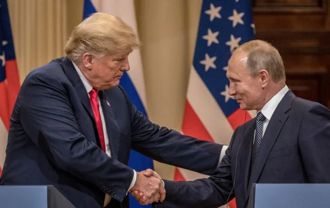 Трамп: Путин стремится как можно скорее завершить войну Трамп и Путин пожимают руки во время переговоров о завершении войны в Украине