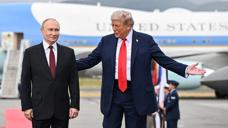 Дональд Трамп і Володимир Путін біля літака США під час переговорів про війну