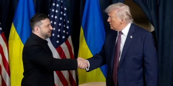 Дональд Трамп і Володимир Зеленський тиснуть руки на зустрічі щодо миру