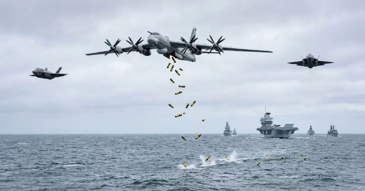 Ту-142 скидає буї біля авіаносця HMS Prince of Wales під супроводом F-35