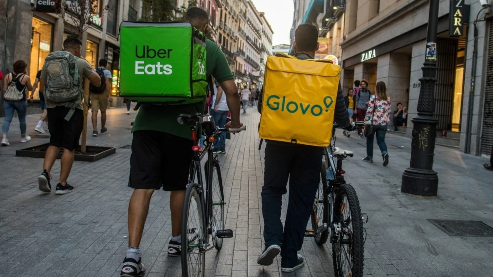 Курєри Uber Eats та Glovo на велосипедах у центрі міста