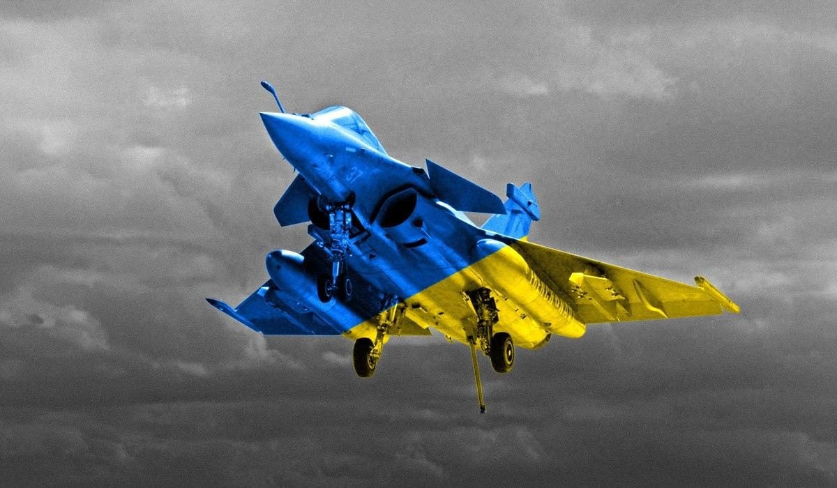 Винищувач Rafale у кольорах прапора України в польоті