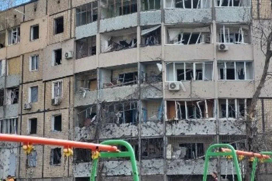 Зруйнований житловий будинок з майданчиком як наслідок втрат населення України
