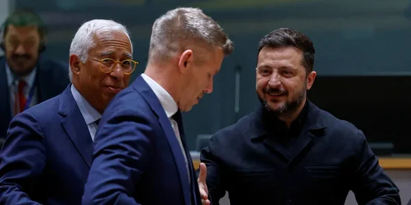 Петер Мадяр разговаривает с Владимиром Зеленским во время встречи