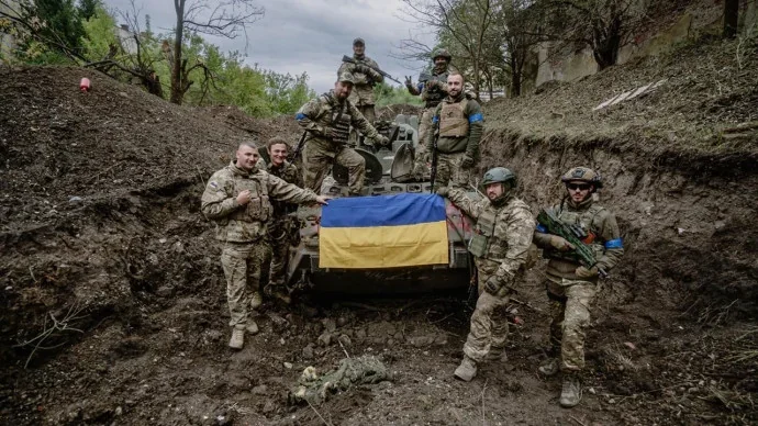 Українські бійці зі прапором на позиціях після звільнення сіл Дніпропетровщини