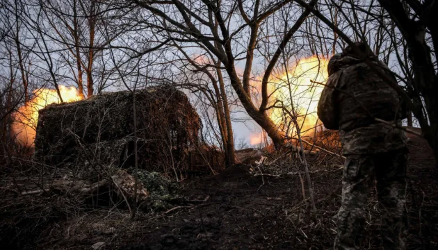 Боєць Сил оборони на позиції під час штурму ворога під Гришиним