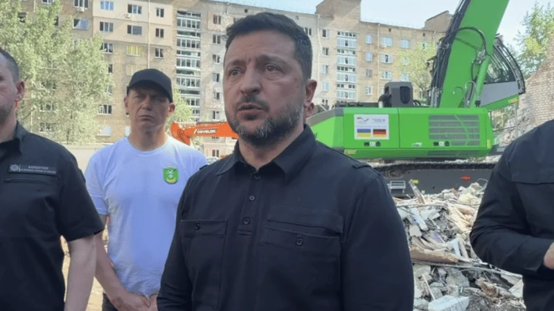 Зеленський на місці руйнувань житлового будинку після удару РФ