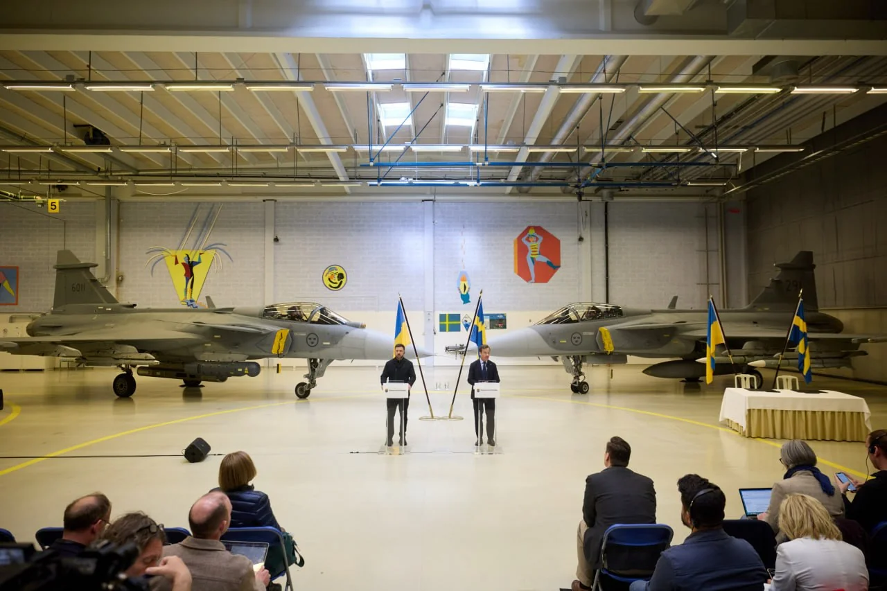 Владимир Зеленский возле истребителей Gripen на авиабазе в Швеции