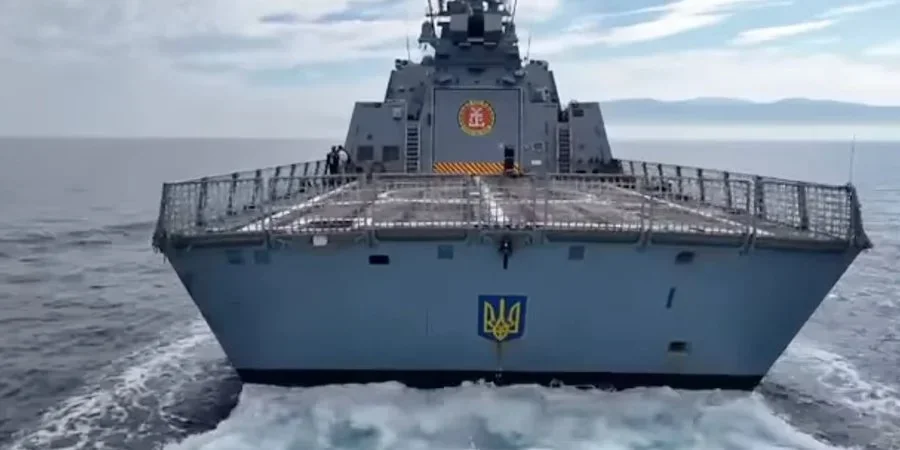 Протимінний корабель ВМС України з тризубом на морі