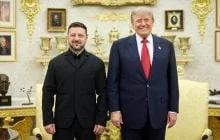 Володимир Зеленський і Дональд Трамп стоять поруч у золотій залі
