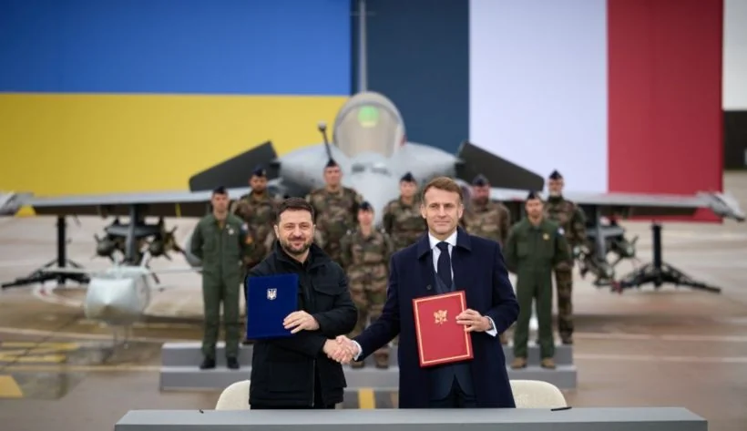 Зеленський і Макрон на тлі винищувача Rafale під час оборонних переговорів