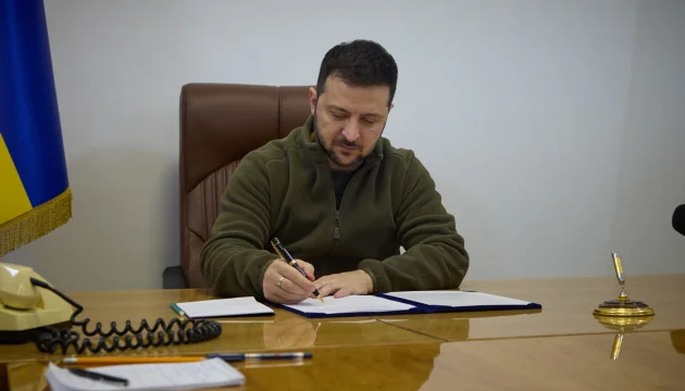 Володимир Зеленський підписує укази про звільнення голів ОДА Київщини та Миколаївщини