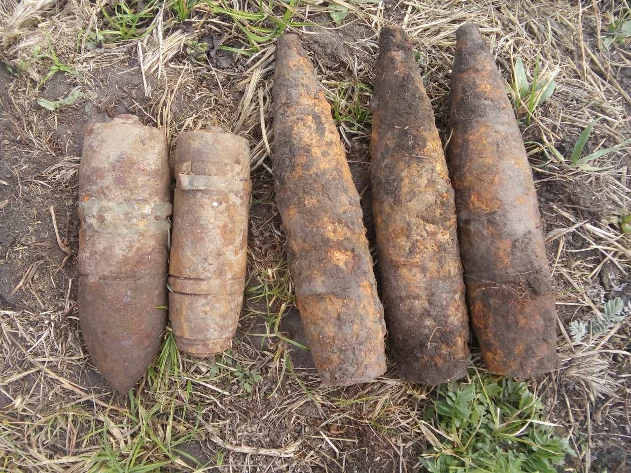 Іржаві 203-мм снаряди Б-4 часів Другої світової, ймовірно для ЗСУ з Албанії