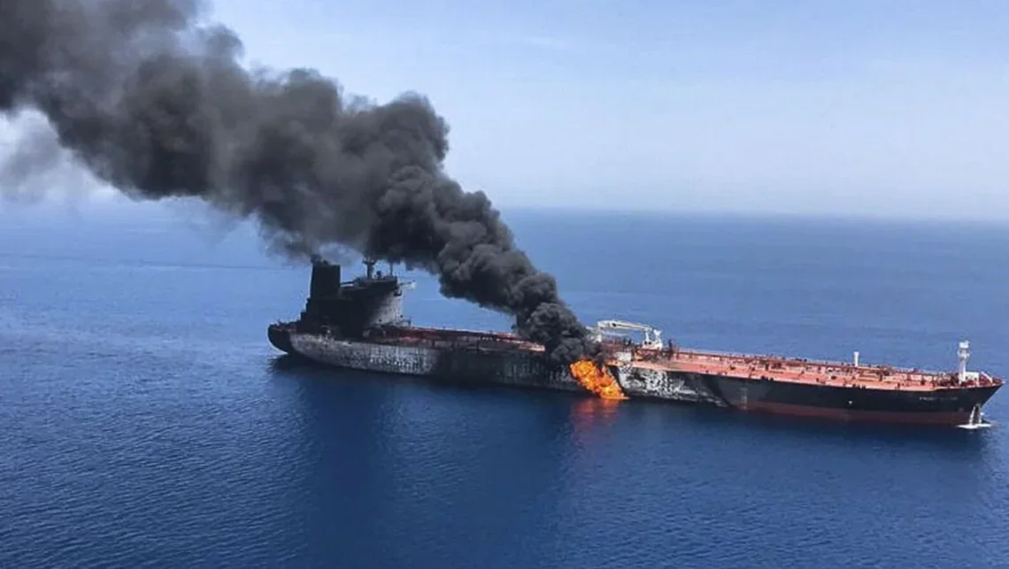 Уражений танкер тіньового флоту РФ палає в Азовському морі