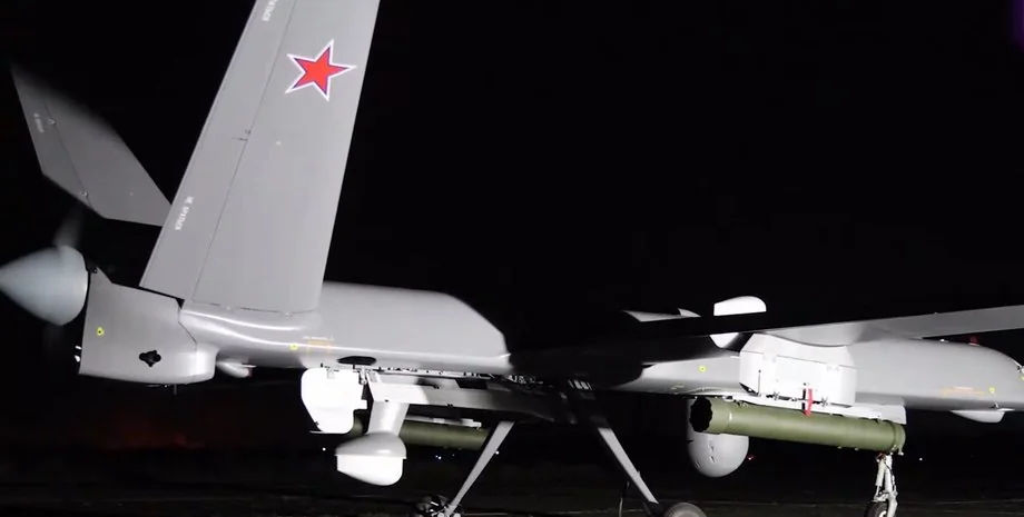 Російський дрон «Оріон» з ракетою «Бандероль» на підвісі вночі