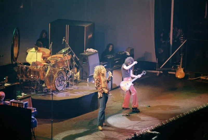 Led Zeppelin на сцені: Роберт Плант співає, Джиммі Пейдж грає на гітарі