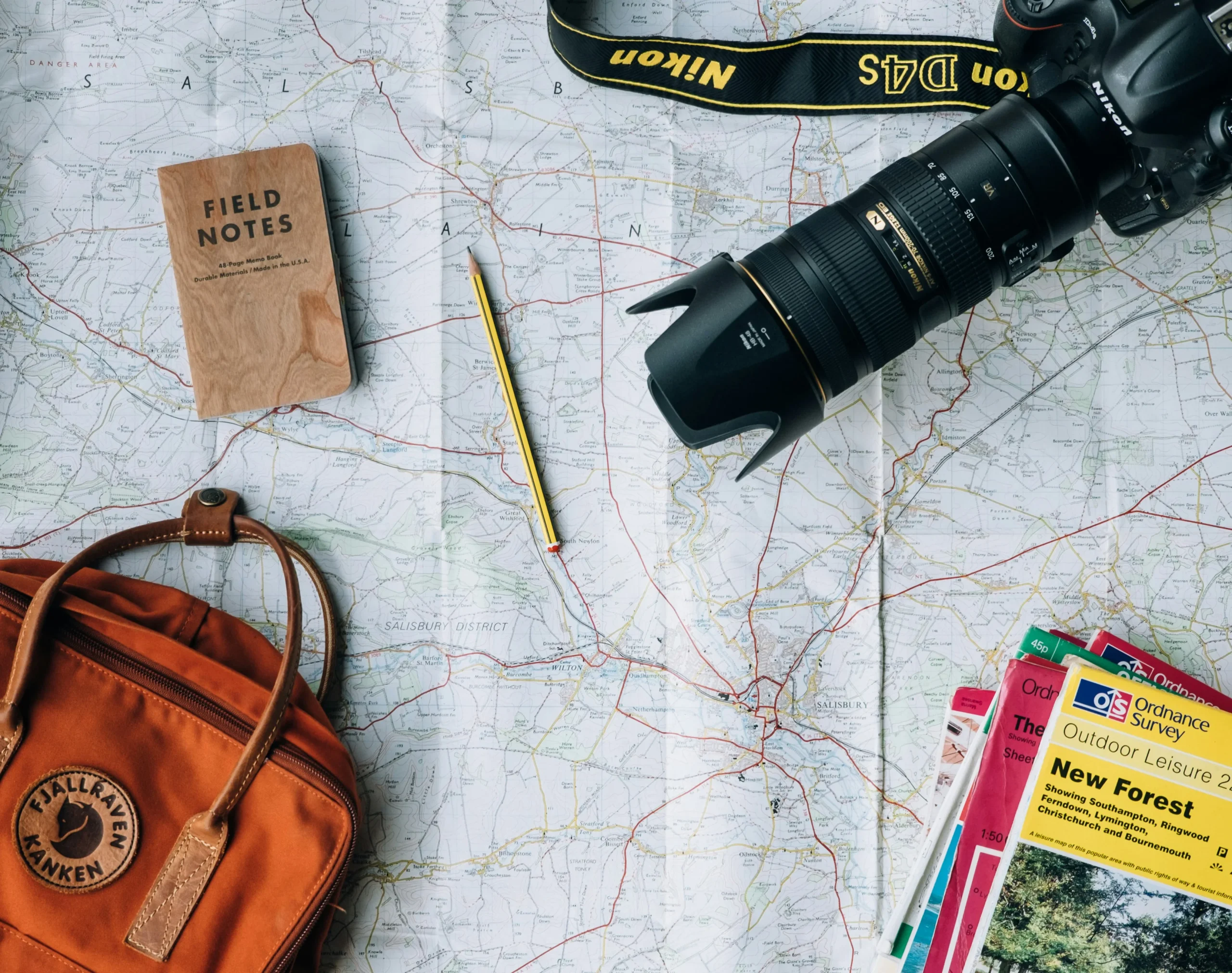 Карта Солсбері, блокнот Field Notes, олівець, Nikon і рюкзак Kanken